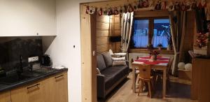 Kuchnia lub aneks kuchenny w obiekcie Domeczek Góralski Zakopane