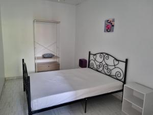 Een bed of bedden in een kamer bij F2 MEUBLÉ TOUT CONFORT
