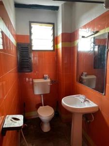 ein Bad mit einem WC und einem Waschbecken in der Unterkunft Private apartment in Diani in Ukunda