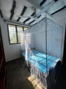 Schlafzimmer mit einem Bett mit Moskitonetz in der Unterkunft Private apartment in Diani in Ukunda