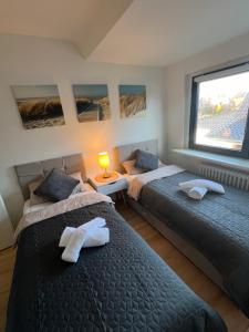um quarto com 2 camas e uma janela em Ruhige, stadtnahe Wohnung im hamburger Westen em Schenefeld