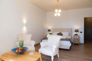 1 dormitorio con 1 cama, 2 sillas y mesa en White & black Suites en Platís Yialós Sifnos