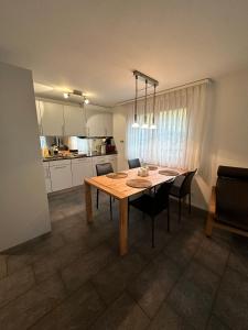 Η κουζίνα ή μικρή κουζίνα στο Grindelwald Swiss Vacances +6 φωτογραφίες