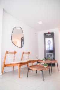 a living room with a table and chairs and a mirror at Central y Moderno Apto 1 habitación - Lift Gaucho in Montevideo