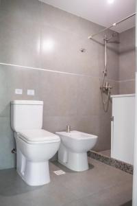 y baño con aseo y lavamanos. en Central y Moderno Apto 1 habitación - Lift Gaucho, en Montevideo