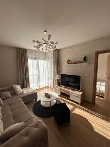 un soggiorno con un divano e un tavolo di Gold Lux Home a Divčibare