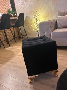 Area soggiorno di Gold Lux Home