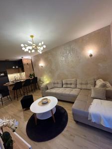 Area soggiorno di Gold Lux Home