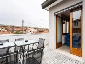 patio ze stołem i krzesłami na balkonie w obiekcie Casa di Chiara vicino Venezia e Aeroporto VCE w mieście Campalto