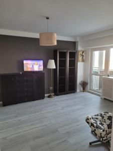 Et tv og/eller underholdning på Superb 1BR apartment with Air Conditioner + 6 billeder