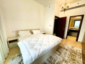 1 dormitorio con 1 cama blanca grande. en Entire apartment in JBR Rimal 3 Dubai en Dubái