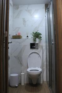 Uma casa de banho em Dobro došli u Čarne vrhove!