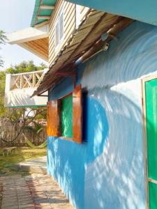 Una casa con un cuadro a un lado. en Hostal Puerto Engabao Surf Shelter, en Engabao