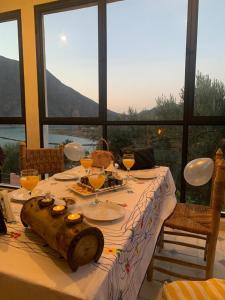 un tavolo con una tovaglia da tavola con bicchieri da vino di Riad Diwane a Ouirgane