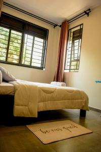 um quarto com um sofá com um cobertor no chão em Pavonah Homes em Kampala