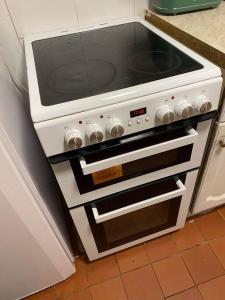 een keuken met een witte kookplaat bij Feel Like Your Home in Hastings