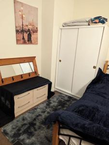 1 dormitorio con 1 cama y vestidor en Feel Like Your Home en Hastings