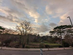 una vista de una calle con un cielo nublado en Feel Like Your Home en Hastings