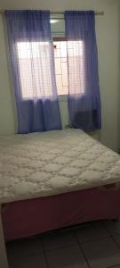 En eller flere senge i et værelse på CocoFloripa Hostel
