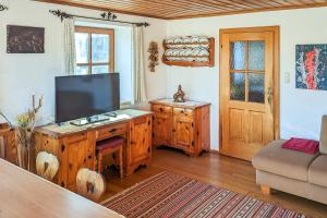 TV a/nebo společenská místnost v ubytování Private Farmhouse Escape - Ideal for up to 8 Guests