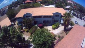 an aerial view of a house with a roof at Kas di BaMi A-194 op Seru Coral Resort - Ruim appartement met groot zwembad en tropische tuin in Willemstad