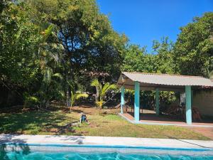 a backyard with a gazebo and a swimming pool at CHALET EN PUERTO VIEJO IZTAPA in Escuintla