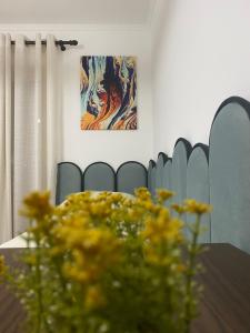 Un comedor con una mesa y sillas y un cuadro. en Tirana Center Apartment - Your Cosy Corner, en Tirana