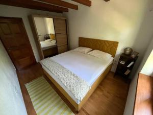 1 dormitorio con 1 cama grande y espejo en “House Botić”, 