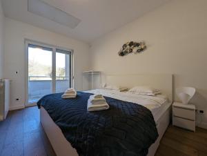 um quarto com uma cama grande e toalhas em Quaint Zagreb Townhome w Forest View em Zagreb