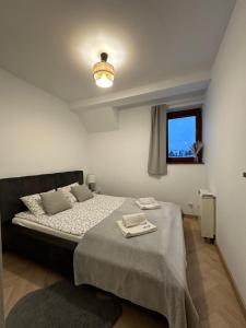 Posteľ alebo postele v izbe v ubytovaní Apartament Skandynawska Prostota z basenem i sauną