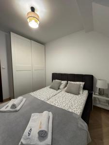 Posteľ alebo postele v izbe v ubytovaní Apartament Skandynawska Prostota z basenem i sauną + 20 fotografií