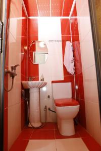 Gusar house for daily rent في كوسار: حمام صغير مع مرحاض ومغسلة