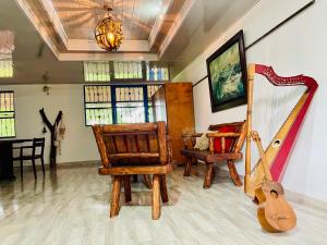een ruimte gevuld met veel muziekinstrumenten bij Alojamiento campestre San Miguel in San José del Guaviare