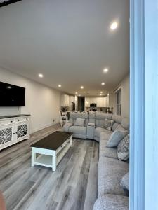 Una sala de estar con un sofá y un televisor. en Stunning vacation rental one block from the beach., en Seaside Heights