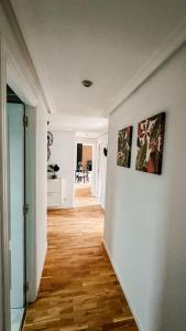 薩拉曼卡的住宿－La terraza de Alex，走廊上,房子的墙上有两张照片