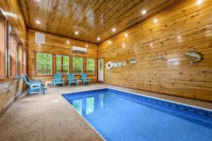 Πισίνα στο ή κοντά στο Grizzly Bears Resort - Large Luxury Cabin with Indoor Pool, Hot Tub, Theater, King Beds, Sleeps 16 in heart of Pigeon Forge