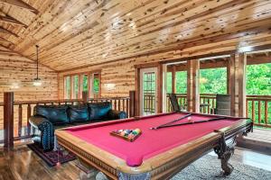 Τραπέζι μπιλιάρδου στο Grizzly Bears Resort - Large Luxury Cabin with Indoor Pool, Hot Tub, Theater, King Beds, Sleeps 16 in heart of Pigeon Forge