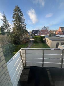uma vista da varanda de uma casa em Ruhige, stadtnahe Wohnung im hamburger Westen em Schenefeld