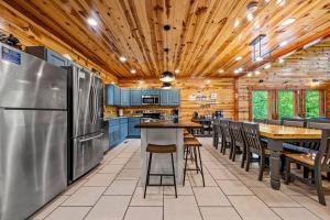 Η κουζίνα ή μικρή κουζίνα στο Grizzly Bears Resort - Large Luxury Cabin with Indoor Pool, Hot Tub, Theater, King Beds, Sleeps 16 in heart of Pigeon Forge