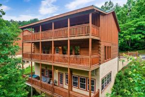 Μπαλκόνι ή βεράντα στο Grizzly Bears Resort - Large Luxury Cabin with Indoor Pool, Hot Tub, Theater, King Beds, Sleeps 16 in heart of Pigeon Forge