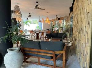 - un salon avec un canapé et une table dans l'établissement Amazing apartment in Tulum, à Mexico