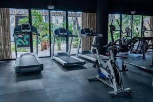 - une salle de sport avec plusieurs tapis de course et appareils de cardio-training dans l'établissement Amazing apartment in Tulum, à Mexico