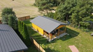 una vista sul soffitto di una casa gialla con tetto di Kamieńczyk domek nad jeziorem z dostępem do pomostu a Kamieńczyk Dezerta