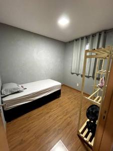 ein Schlafzimmer mit einem Etagenbett und einer Leiter in der Unterkunft Lagoa Da Prata - apt com piscina in Londrina