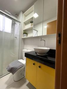 uma casa de banho com um lavatório, um chuveiro e um WC. em Lagoa Da Prata - apt com piscina em Londrina