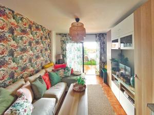 TV a/nebo společenská místnost v ubytování FOREST FLAT - big heated pool, terrace, tv channels, golf courses