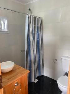 サン・クレメンテ・デル・トゥユにあるPanchito.のバスルーム(シャワー、洗面台、トイレ付)