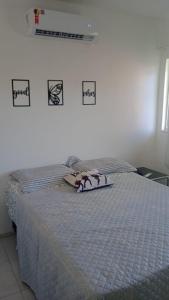 um quarto com uma cama com um edredão azul em Icaraí Budget em Caucaia