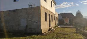 ein altes Backsteingebäude mit einer Antenne an der Seite in der Unterkunft Casa Loural in Redondela