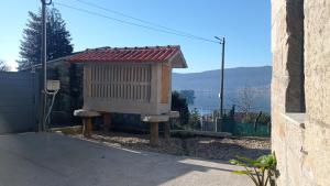 ein kleines Gebäude mit einem Dach an der Seite eines Hauses in der Unterkunft Casa Loural in Redondela + 12 Fotos